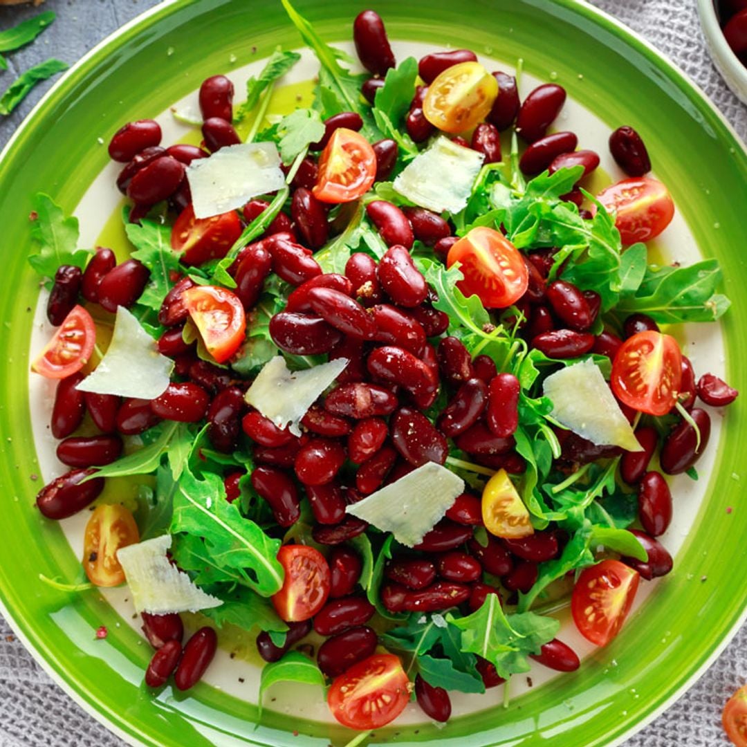 Ensalada de alubias rojas y lascas de parmesano