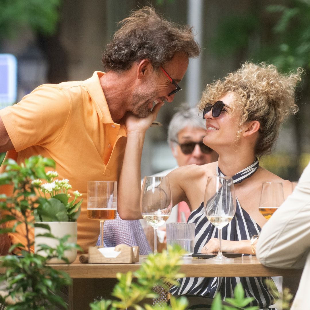 Álvaro Muñoz Escassi y Sheila Casas comen en una terraza, a 19 de junio de 2025, en Madrid (España)