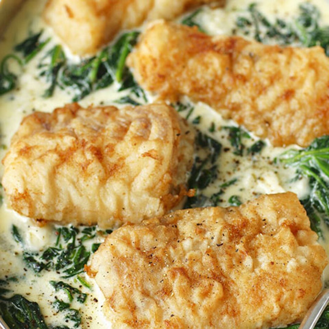 Bacalao fresco rebozado y frito sobre crema de espinacas