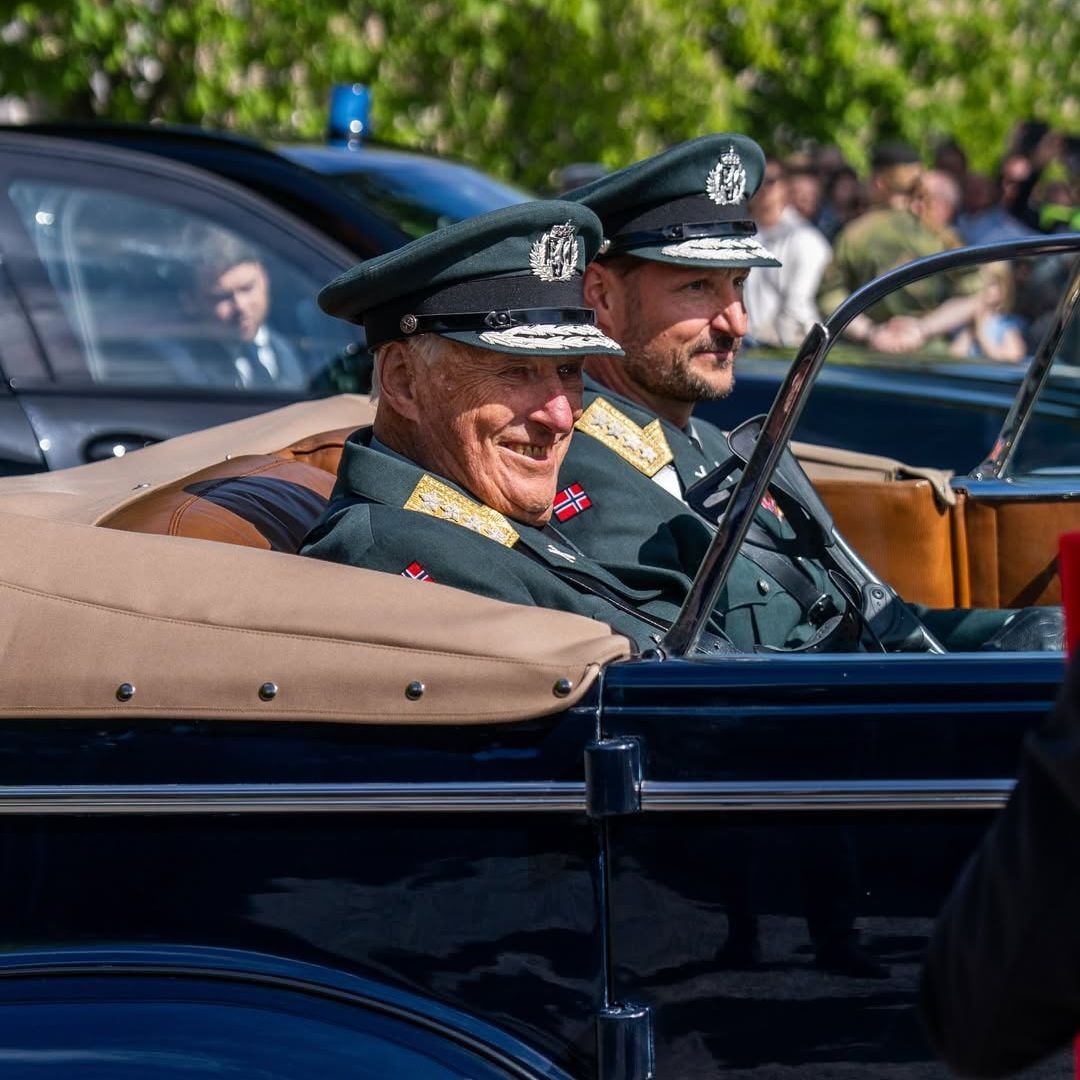 Harald y Haakon de Noruega hacen historia, 80 años después, con el coche más icónico de su colección 
