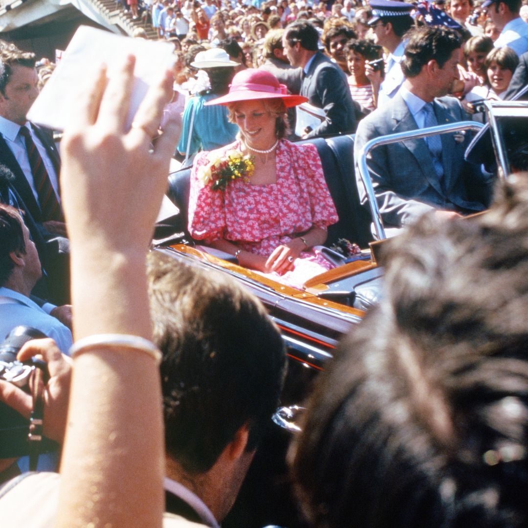 La princesa Diana en 1983 con un vestido floral. 