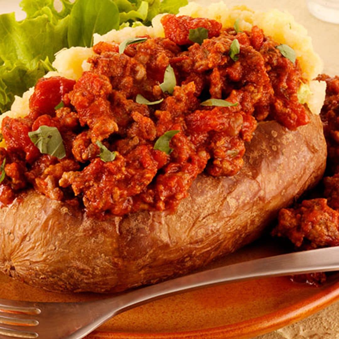 Patatas asadas rellenas de boloñesa con albahaca