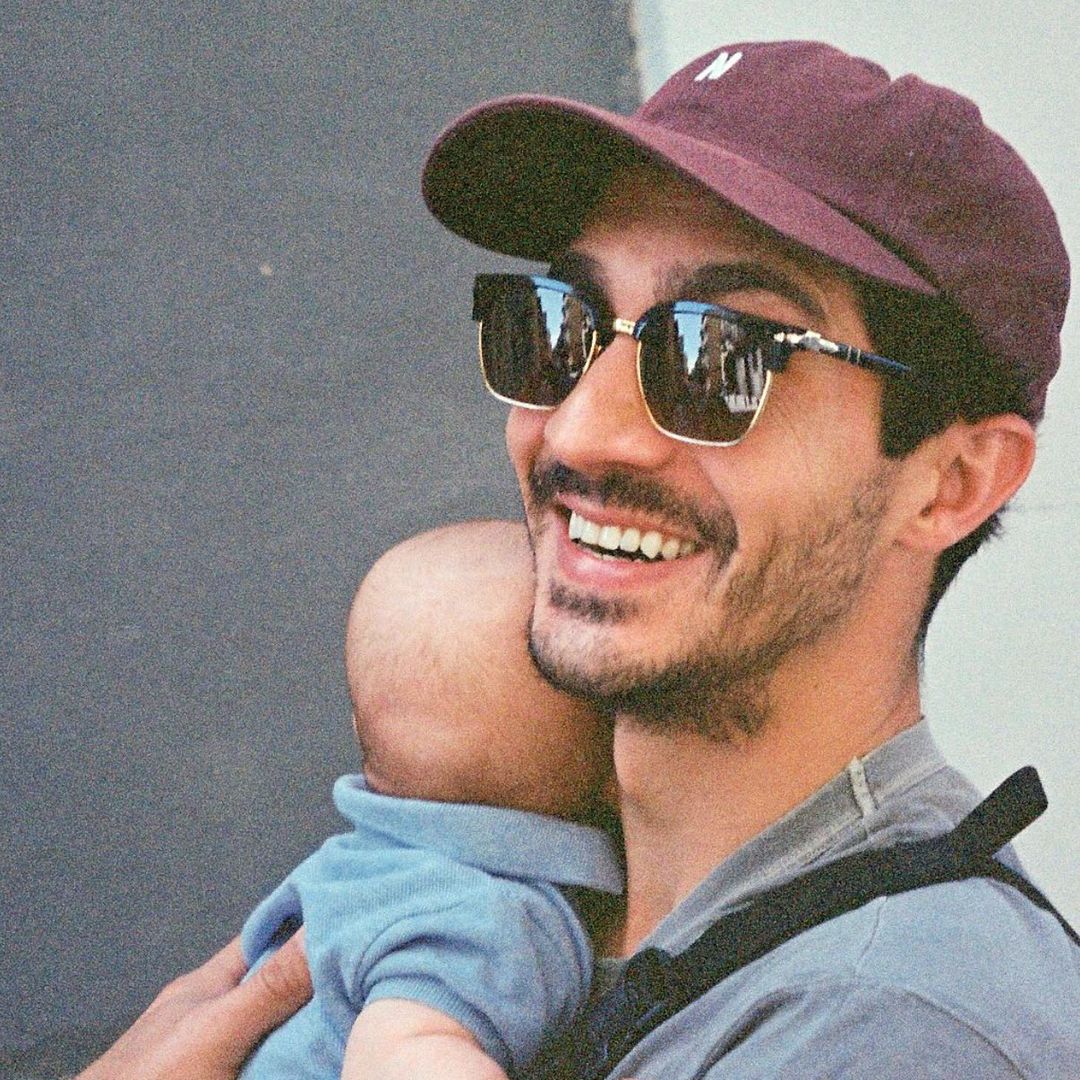 Clara Darín, la hermana del actor quiso celebrar públicamente su primer Día del Padre con esta tierna fotografía de Chino Darín sosteniendo al pequeño Dante en brazos
