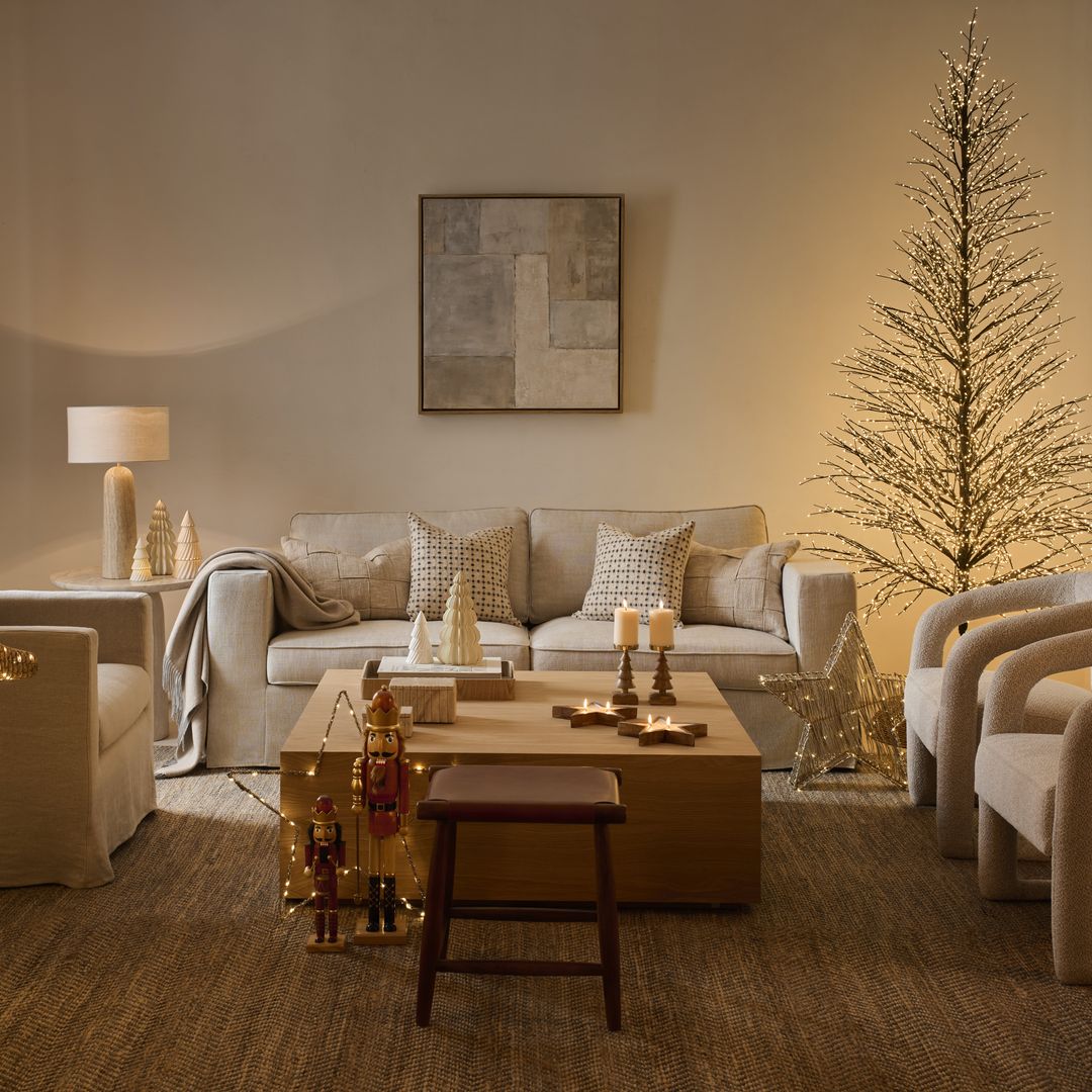 10 gestos exprés para lograr un salón navideño acogedor en minutos, según la interiorista Ana Hernández