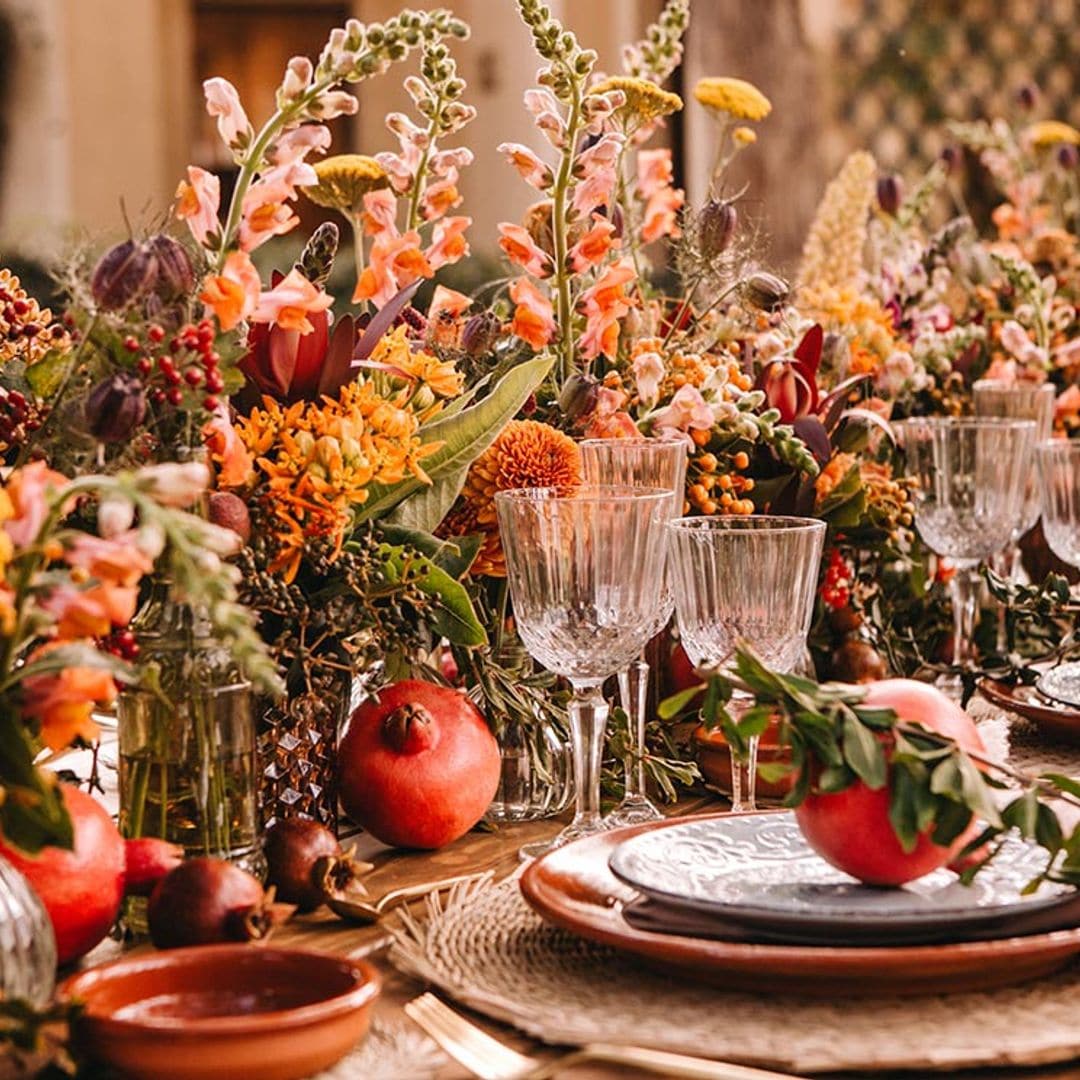 Los centros de mesas para bodas que más gustan a las floristas están llenos de color