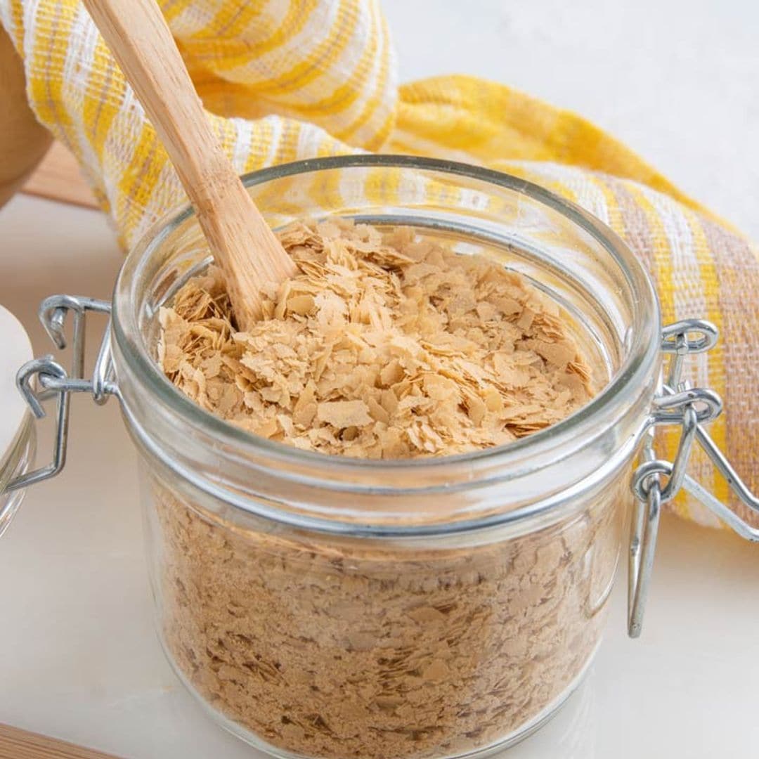 Añade levadura nutricional a tus platos y disfruta de los beneficios de este alimento