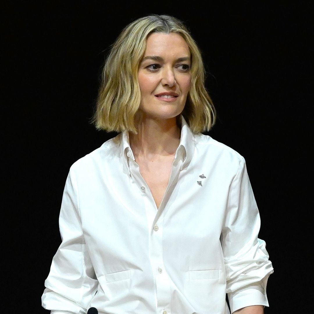 Marta Ortega confirma que la camisa blanca sigue siendo el básico infalible de las mujeres con más poder: "Es versátil, cómoda y proyecta autoridad"