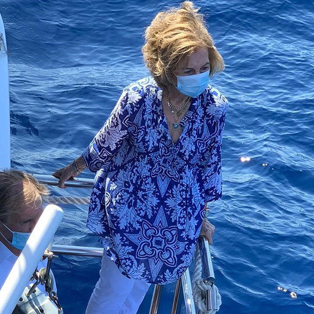 La reina Sofía participa en la liberación de un ejemplar de tortuga en Palma de Mallorca