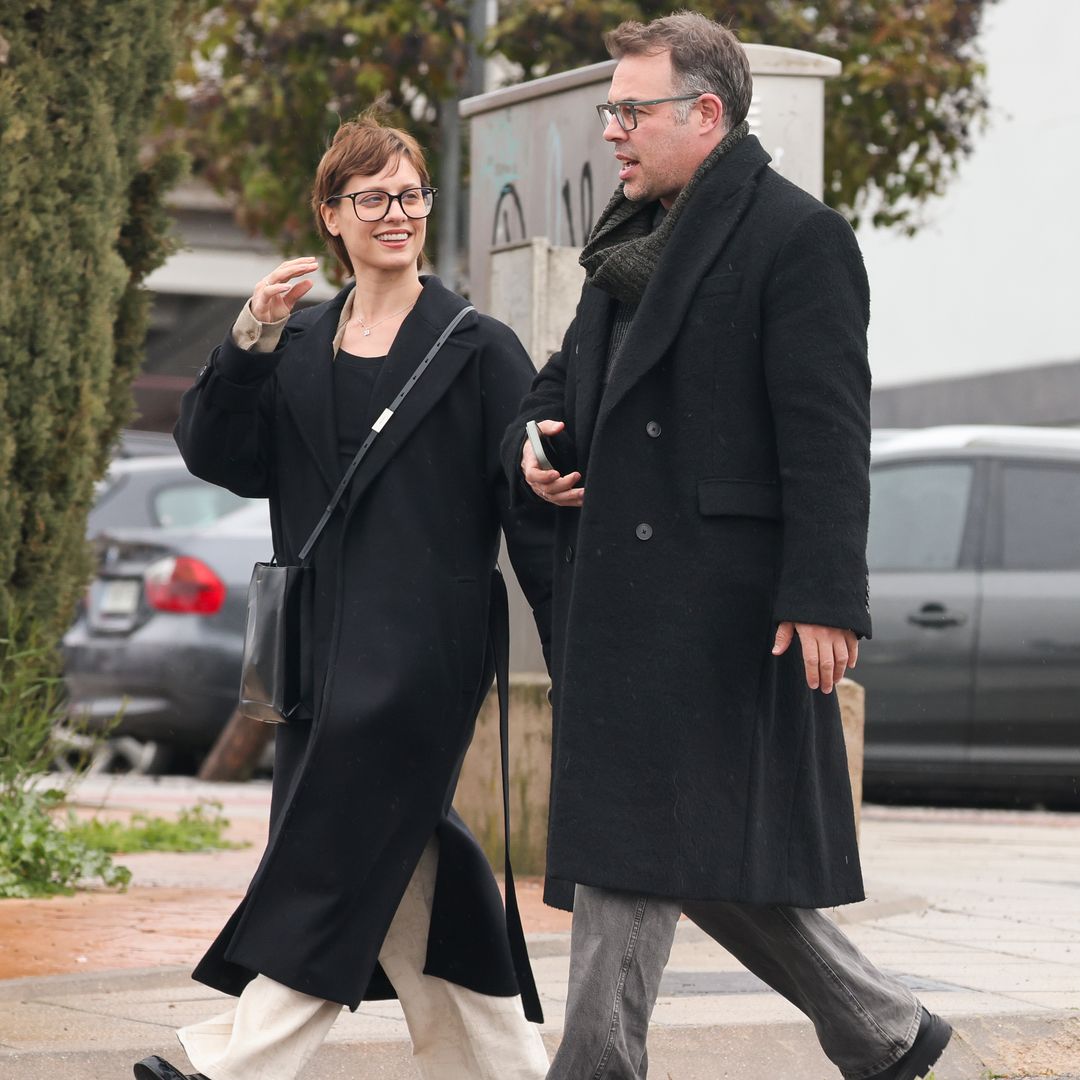 EXCLUSIVA. Primeras fotos de Michelle Jenner y Hugo Stuven tras confirmar su relación: de la mano y entre risas… ¡hasta en el súper! 