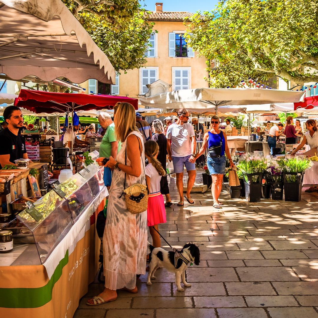 Los mejores mercados de Europa que no te puedes perder: flores que huelen a verano, quesos y diseño