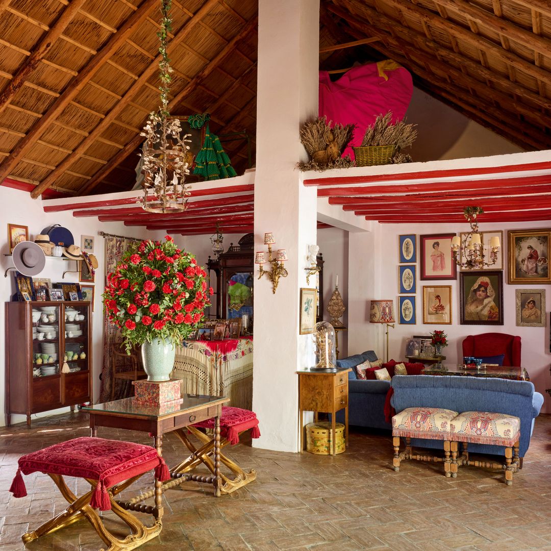 Una decoración barroca con telas tapizadas, mantones y varias obras de arte que le dan un toque folclórico 'chic'