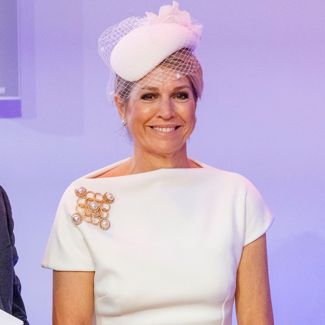 Máxima de Holanda se marca 'un Charlene' con su último look: abrigo-capa y tocado con velo de red