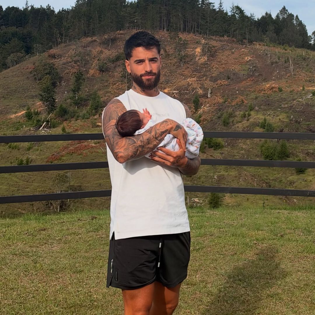 Maluma reaparece tras el nacimiento de su pequeño Orión y comparte nuevas fotos junto a su familia crecida