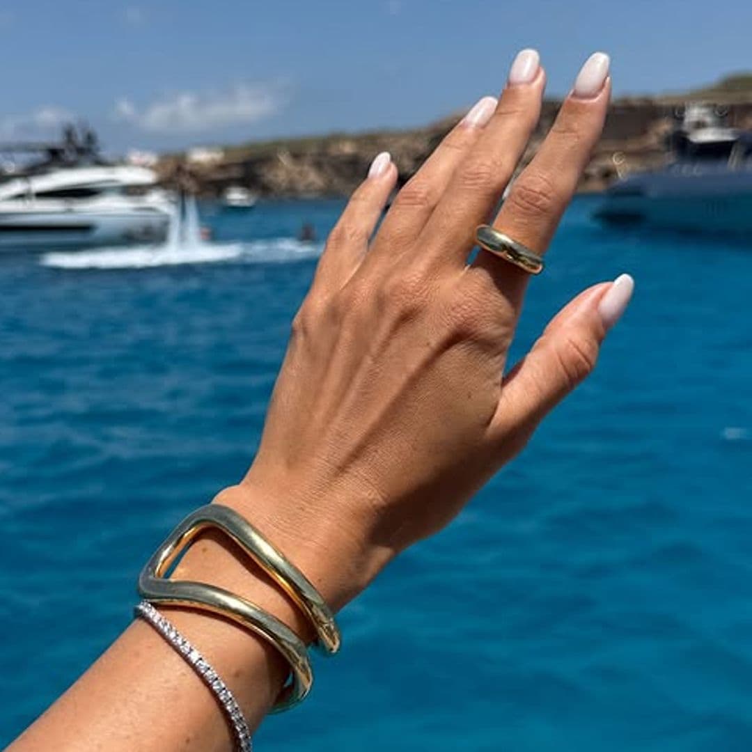 Uñas en colores claros para unas manos elegantes: del perlado al celeste