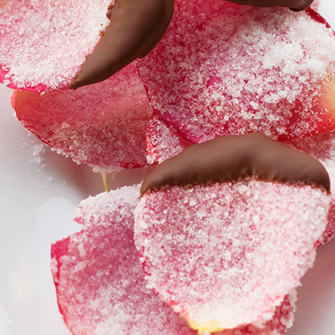 Pétalos de rosa con azúcar y chocolate