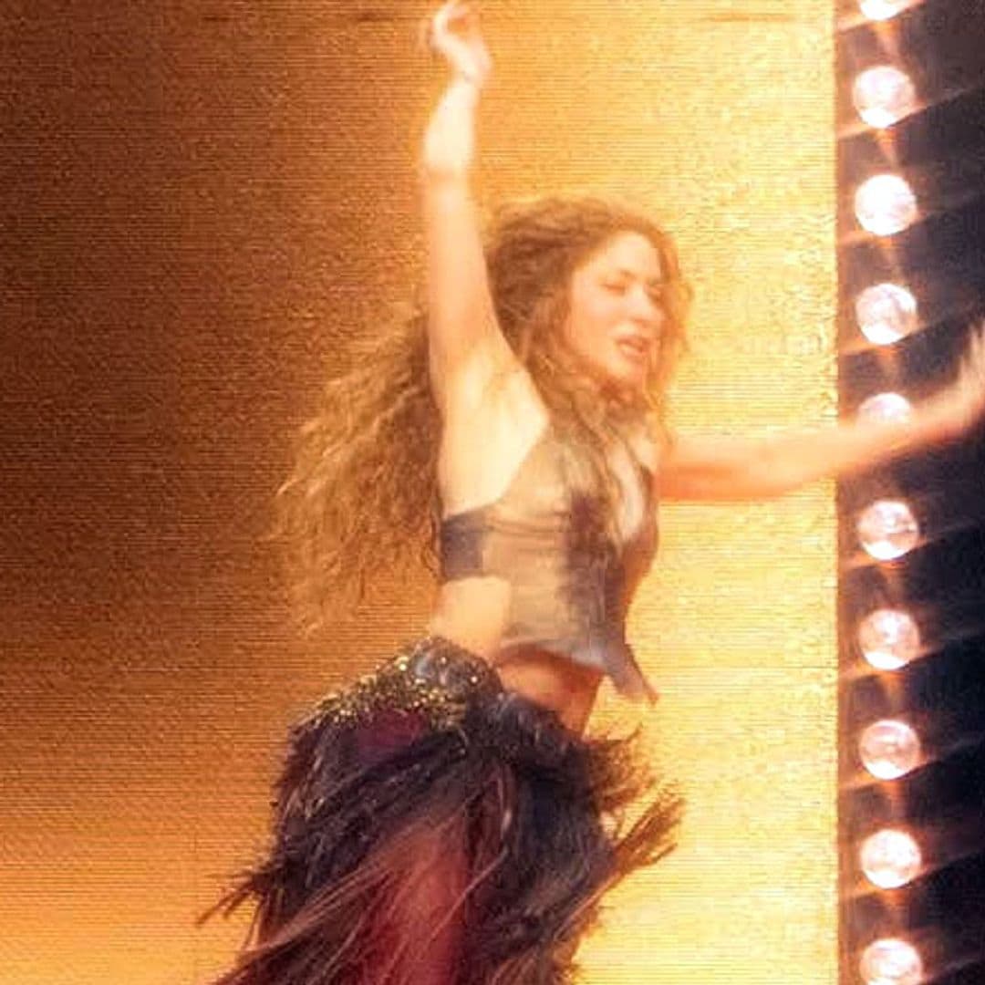 La caída de Shakira en pleno concierto y su reacción viral, en vídeo