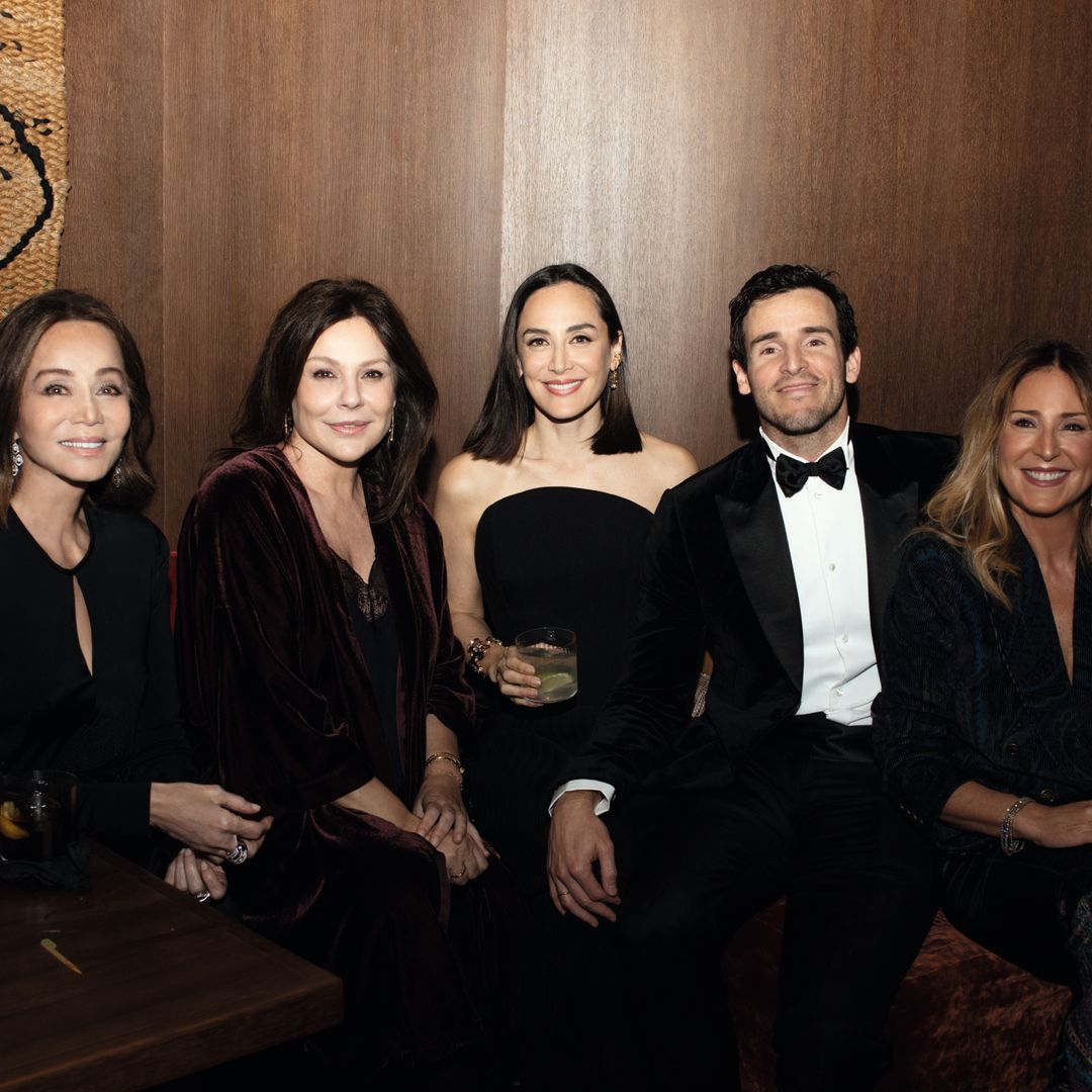 Isabel, Nuria González, Tamara, Íñigo y la madre de Iñigo Onieva, apoyando al empresario en su nuevo proyecto