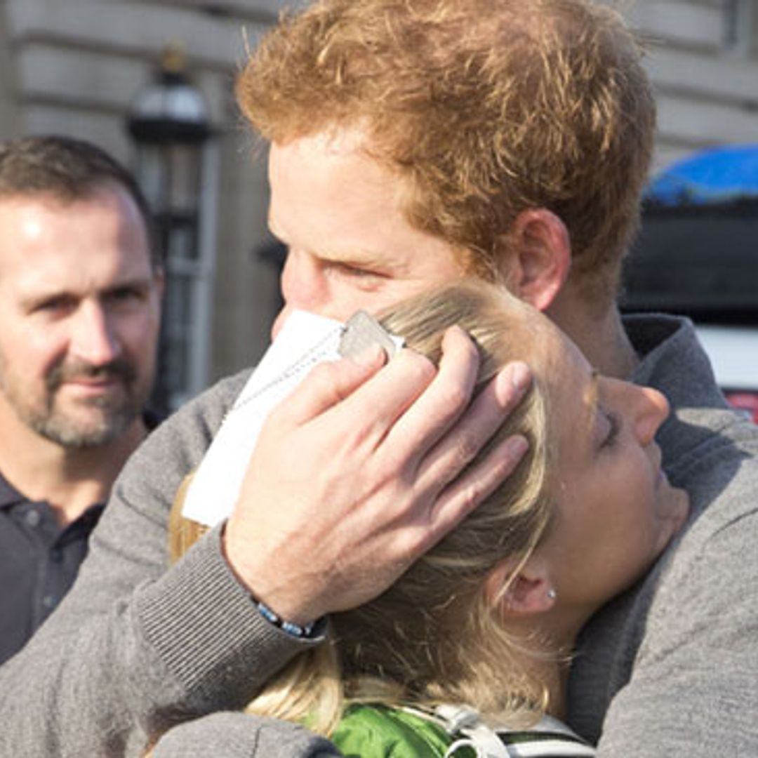 La emoción supera al príncipe Harry durante su encuentro con una soldado
