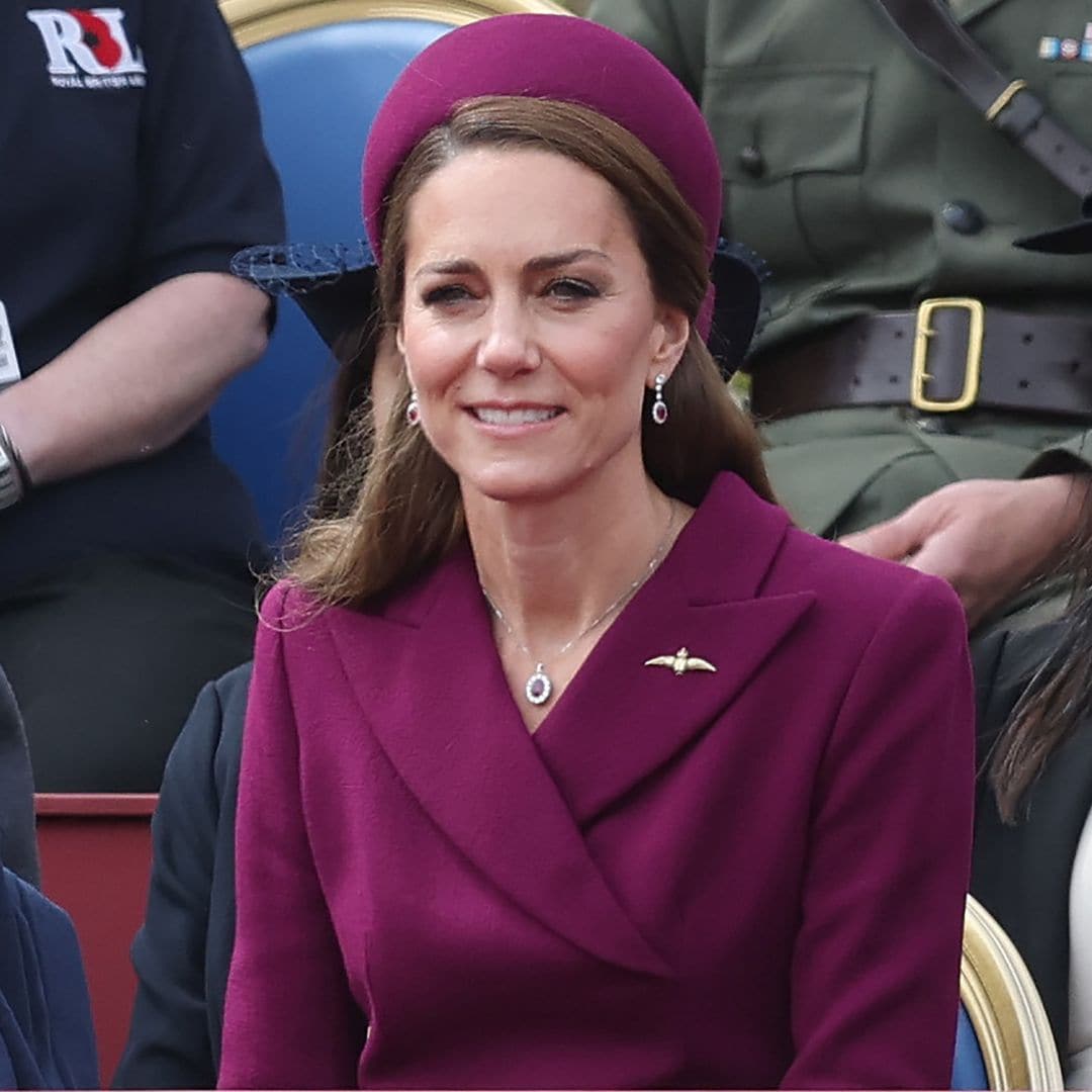 Kate Middleton deslumbra con joyas de diamantes y rubíes en su regreso al Palacio de Buckingham