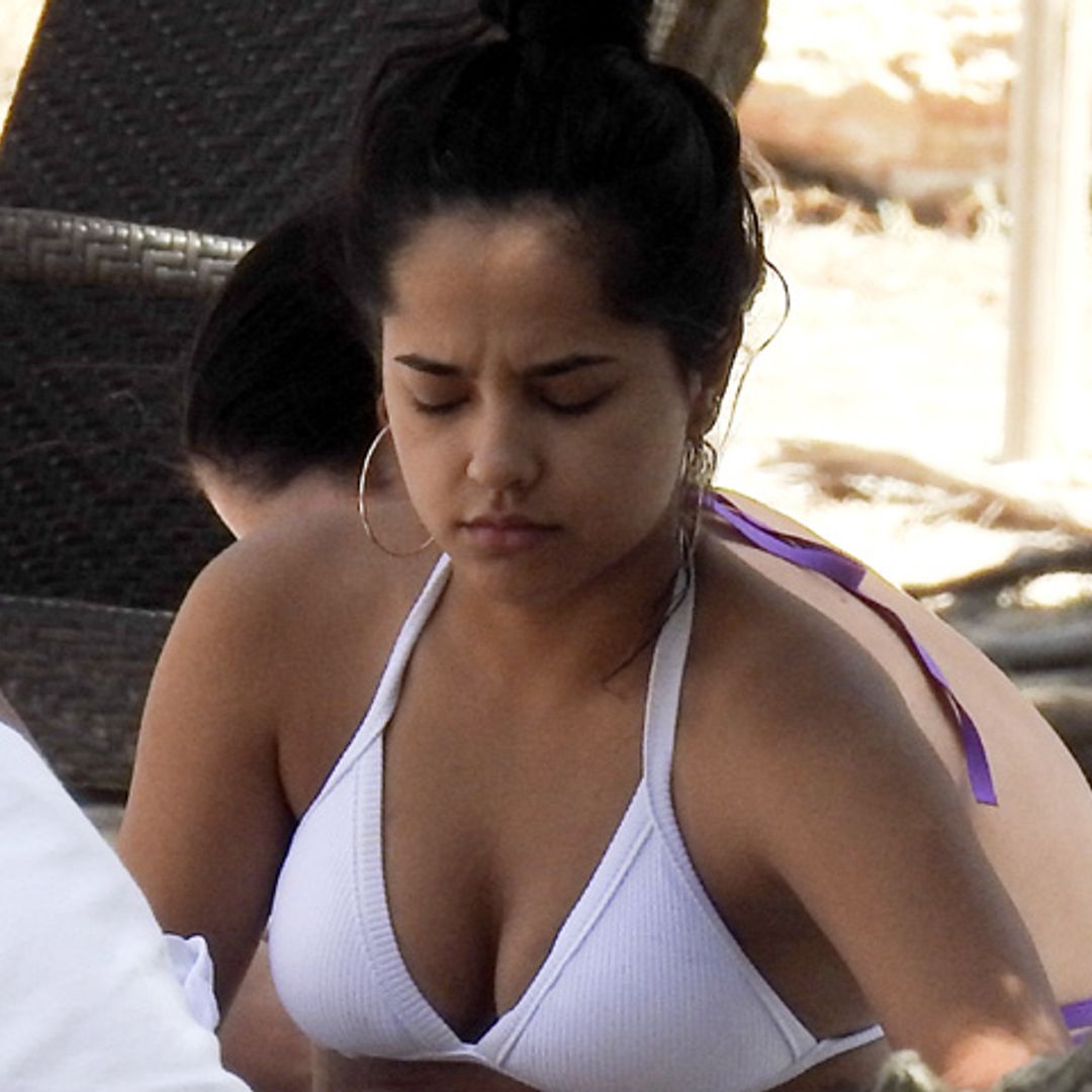 EXCLUSIVA: Becky G, más natural que nunca, disfruta de la playa en su viaje exprés a Ibiza