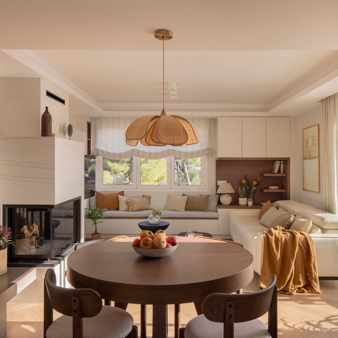Esta casa abuhardillada de 80 m² en Salou esconde grandes ideas: cocina semiabierta, muebles a medida y hasta un baño con bañera y ducha