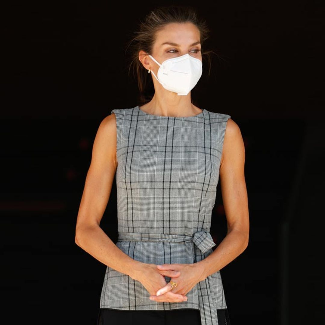 El nuevo estilo de la Reina conquista a la prensa internacional: 'Lleva la moda casual a otro nivel'