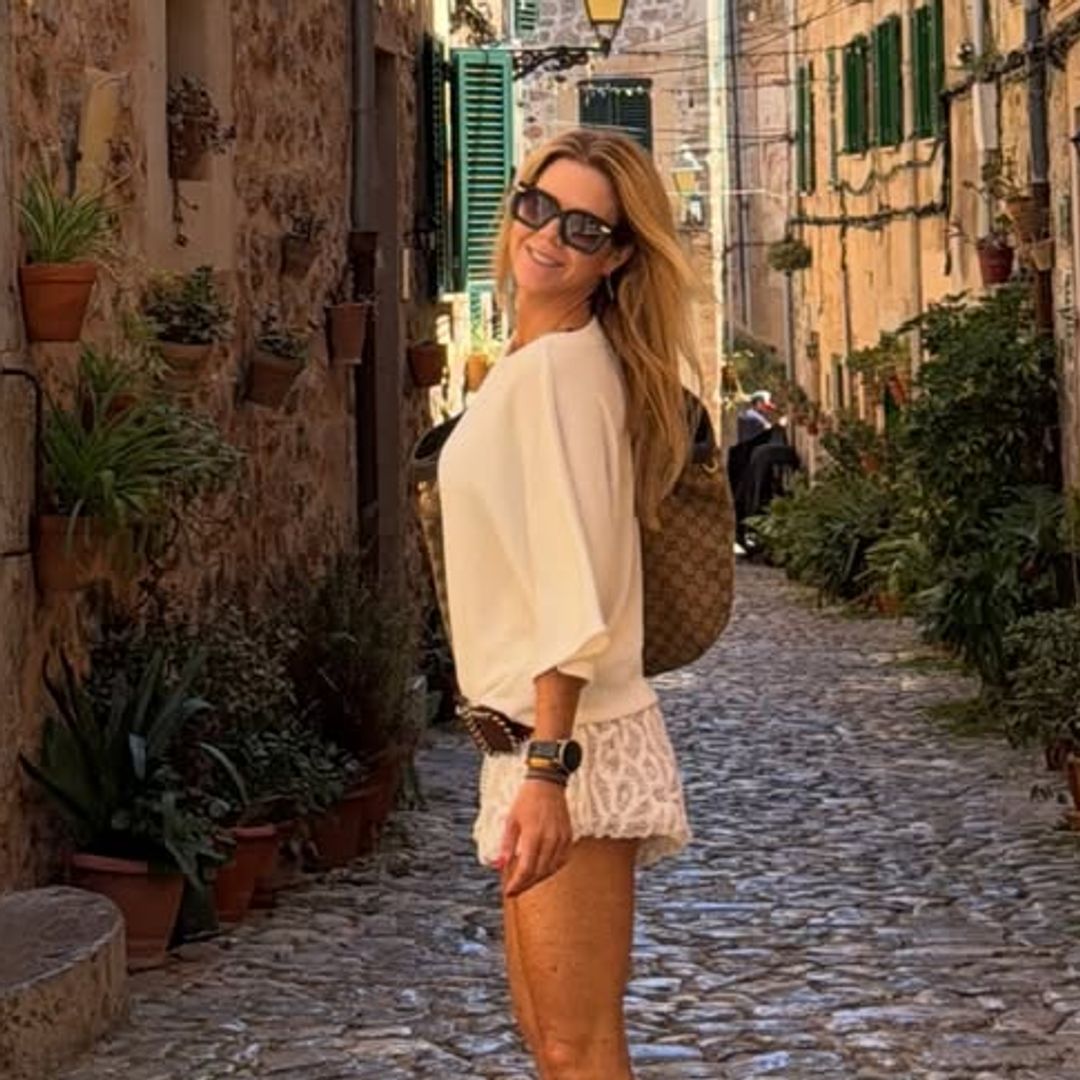 Amelia Bono cambia las botas cowboy por el blanco balear en Mallorca: los cuatro looks que mejor potencian el bronceado