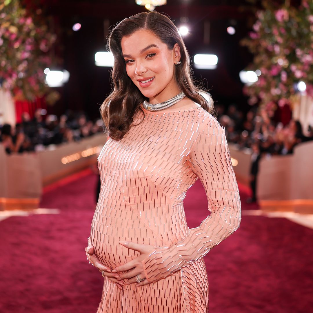 Hailee Steinfeld debuta su 'baby bump' en la alfombra roja de los Golden Globes 2026