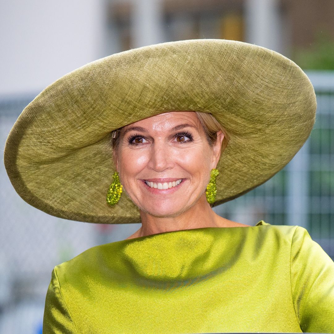 Máxima de Holanda se atreve con todo y estrena un diseño de flecos para presumir de piernas