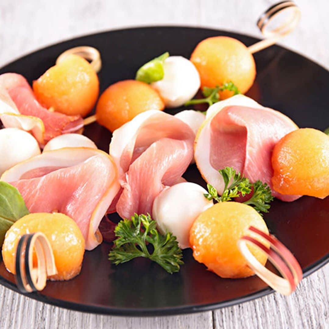 Brochetas de melón, mozarela y jamón