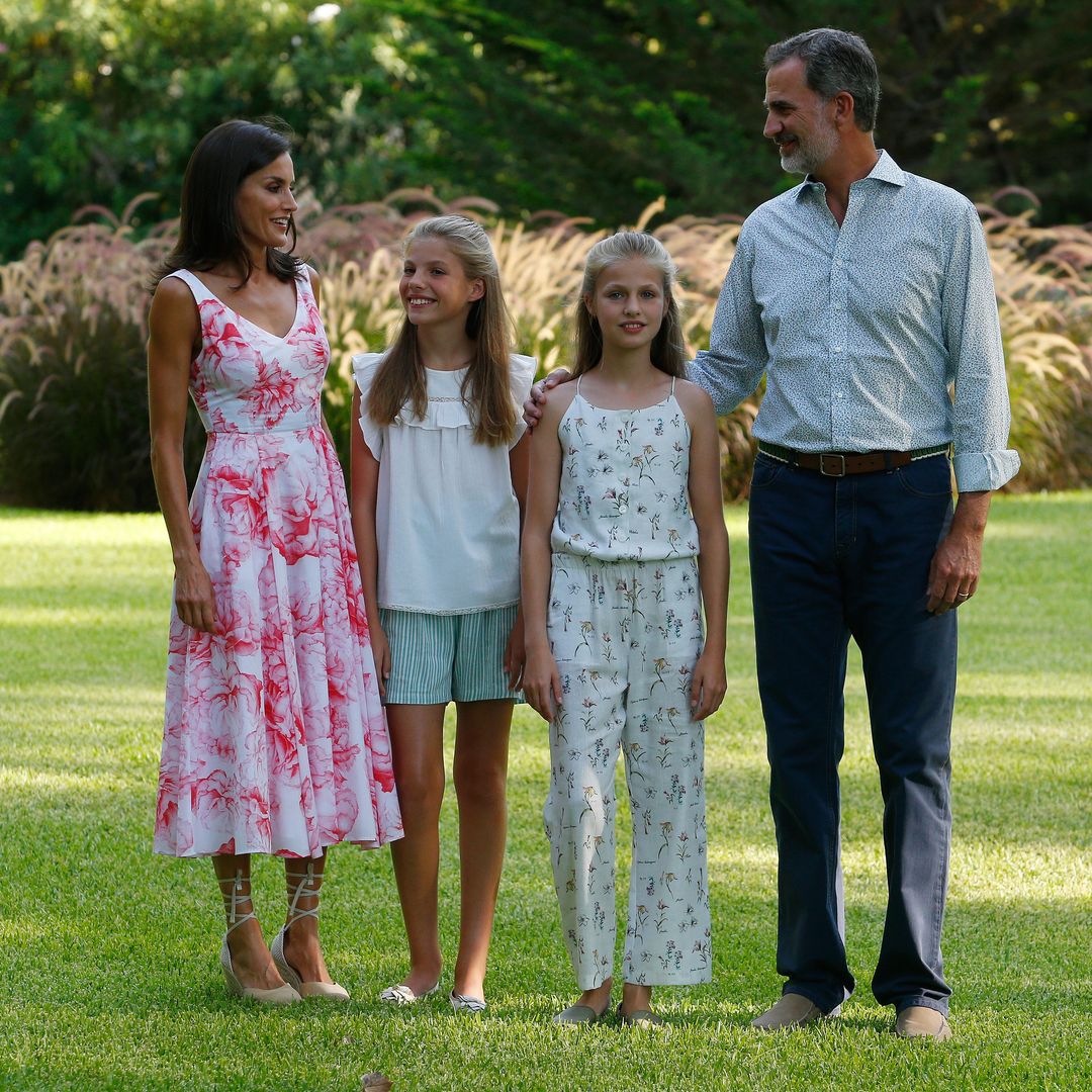 La Familia real posa en los jardines del palacio de Marivent, Palma, Mallorca