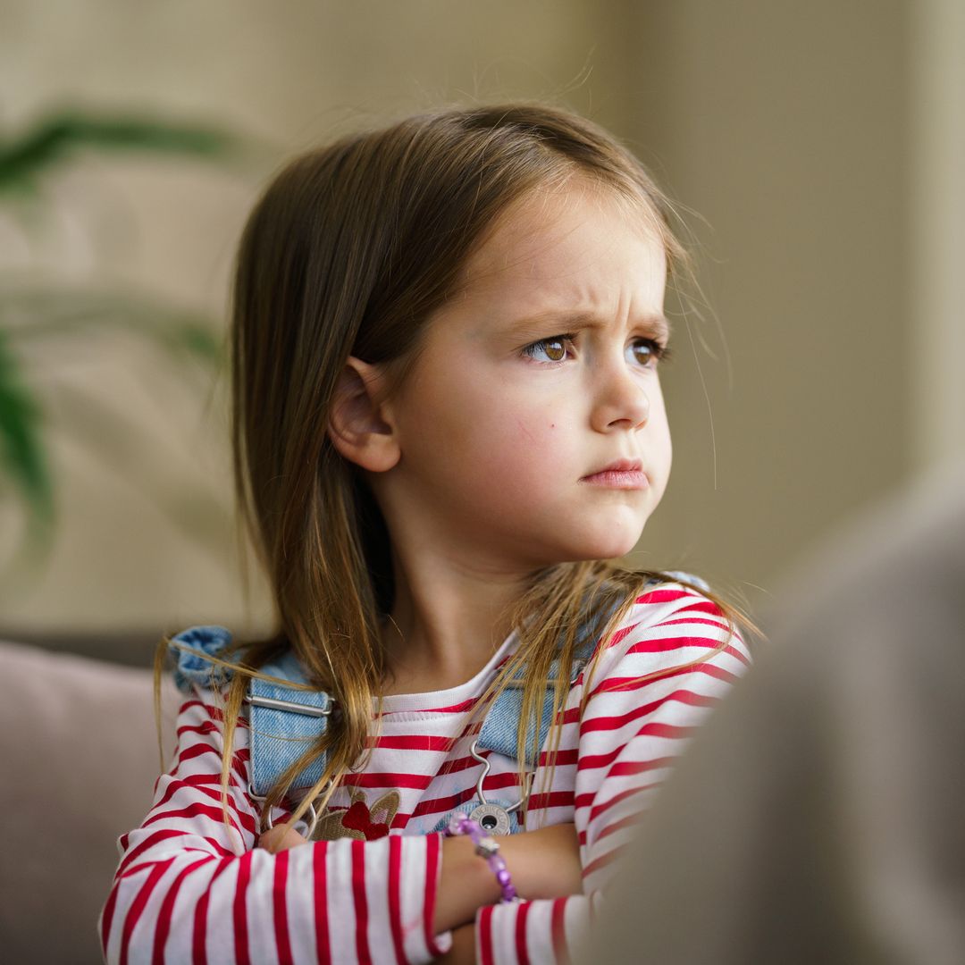 Niña enfadada en casa