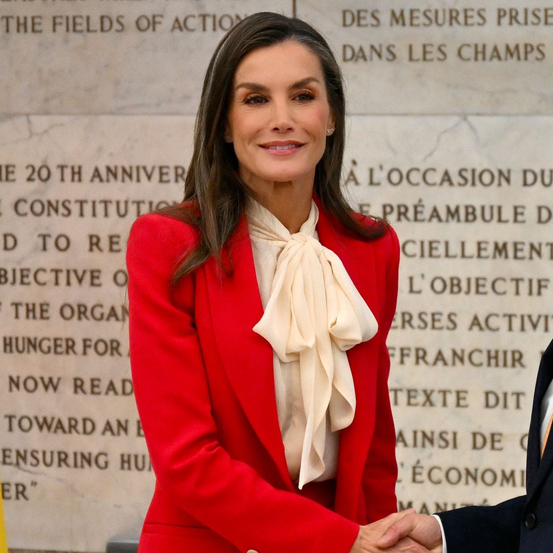 La reina Letizia, estilazo en Roma con un traje rojo y la blusa 'pussy-bow' que une a las princesas de Gales