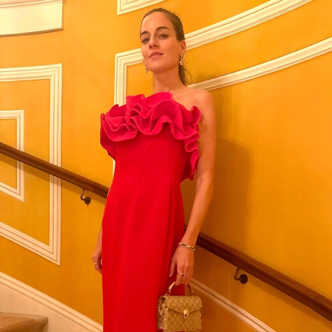 La princesa Cleo Oettingen, de fiesta con un vestido gallego de escote desmontable y el reloj de 30.000 euros de Victoria Beckham