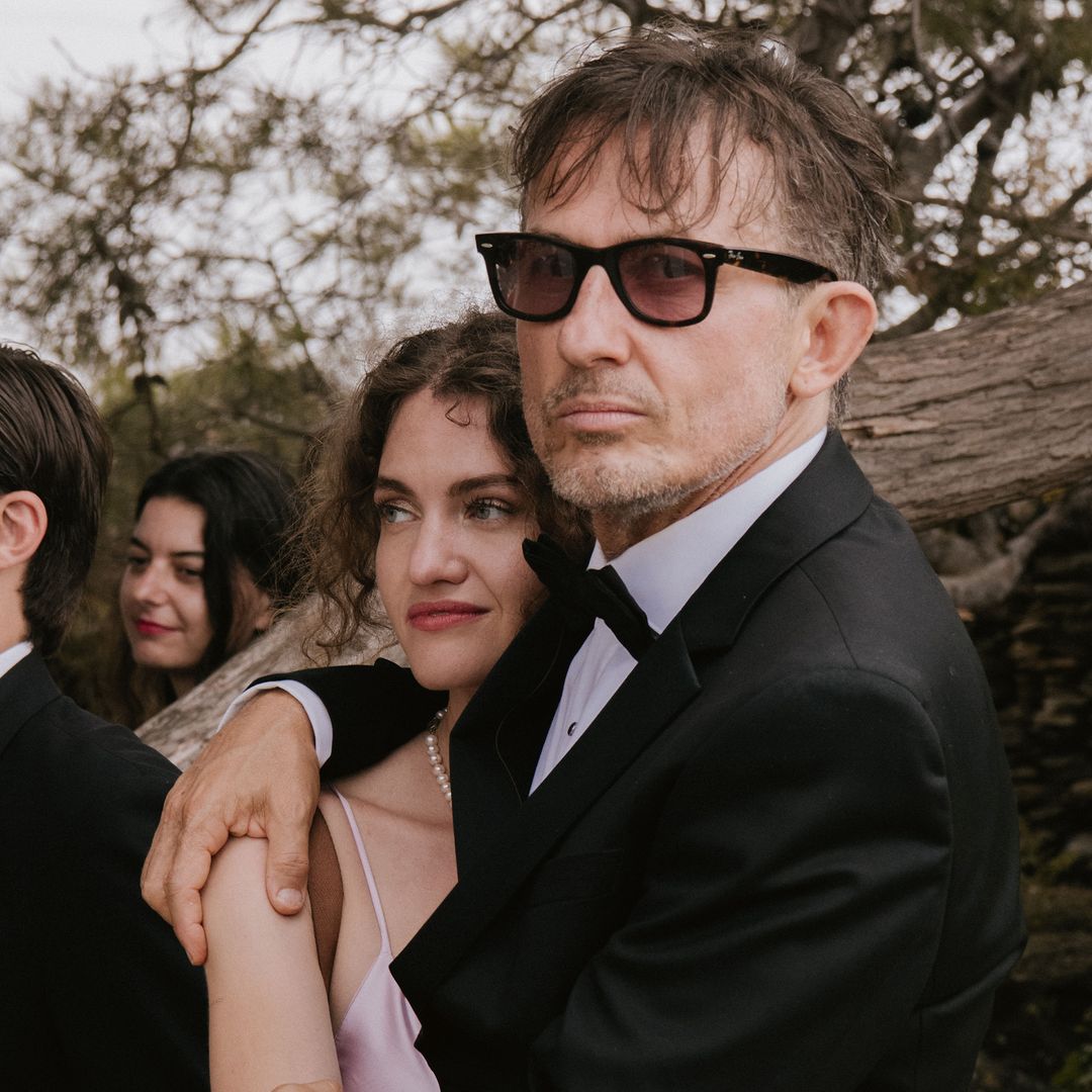 El director de cine Tao Ruspoli, hijo del príncipe italiano Alessandro Ruspoli, con su pareja