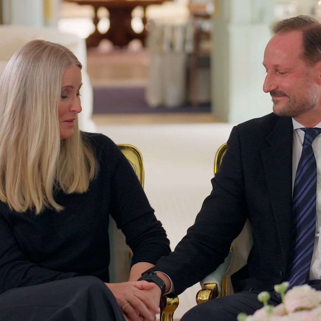 Nuestro experto en comunicación no verbal analiza los gestos de Mette-Marit: "Ella y Haakon se miran, la relación no está quemada"