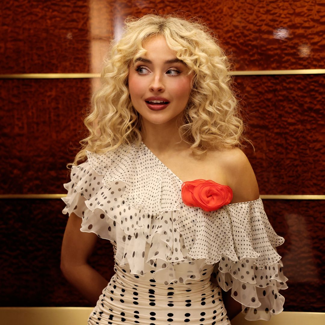 Los trucos para peinar el flequillo rizado que es tendencia y redefine el pelo natural