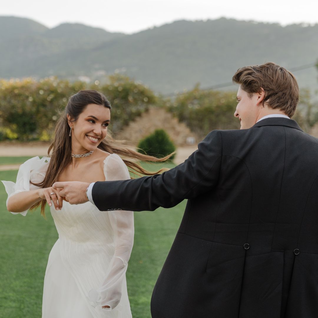 Marta y Ricard, los novios que celebraron su boda entre velas y flores suspendidas: "Nos inspiramos en un gran invernadero"