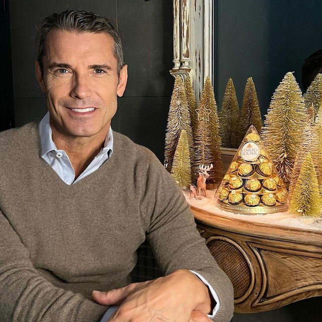 El presentador Jesús Vázquez posando con los bombones Ferrero Rocher