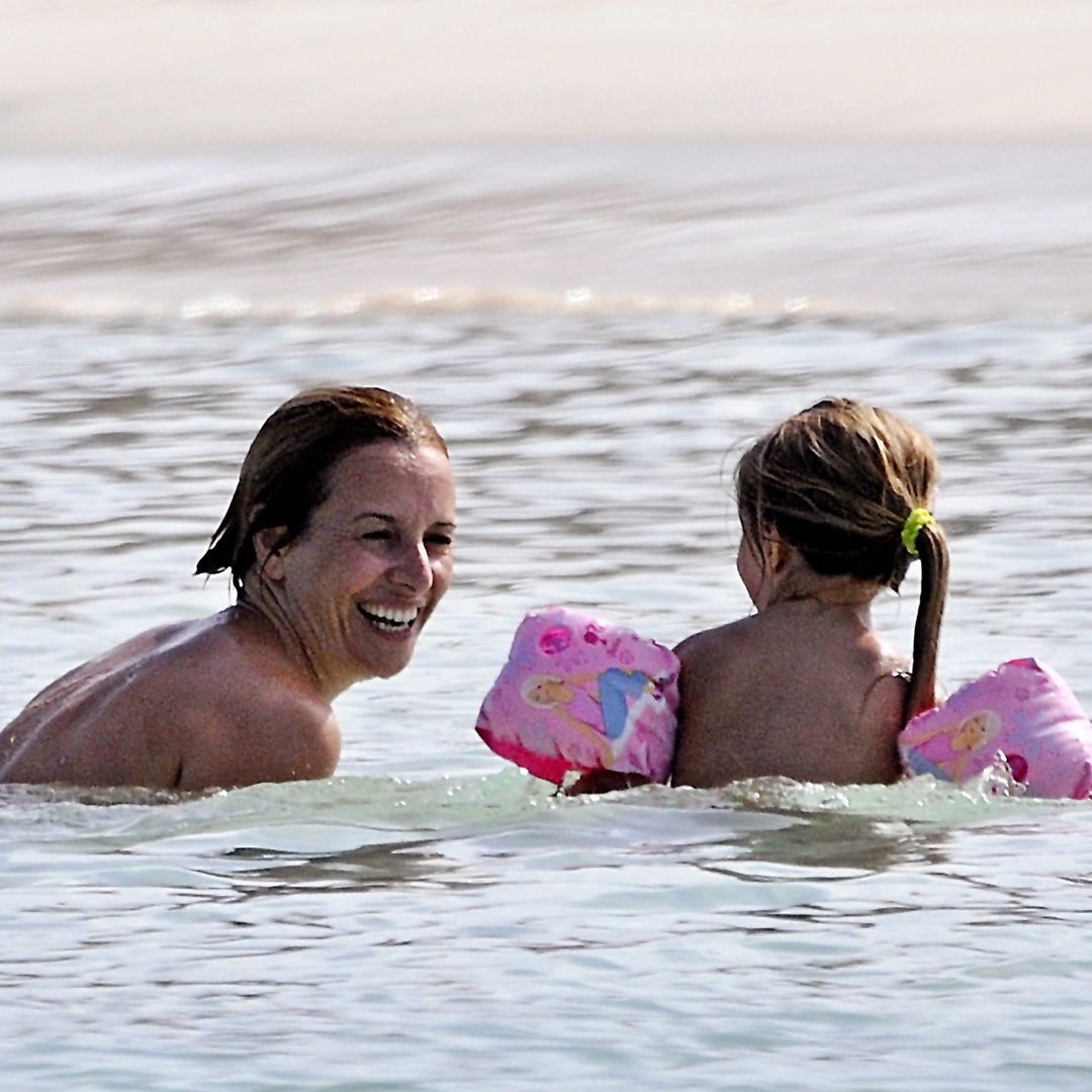 Mar Regueras con su hija Violeta en Formentera el 28 de julio de 2009