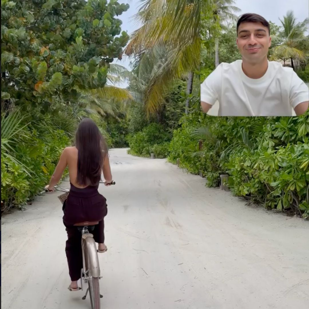 Alejandra Dorta y Pedri montando en bicicleta entre la espesa vegetación, Maldivas