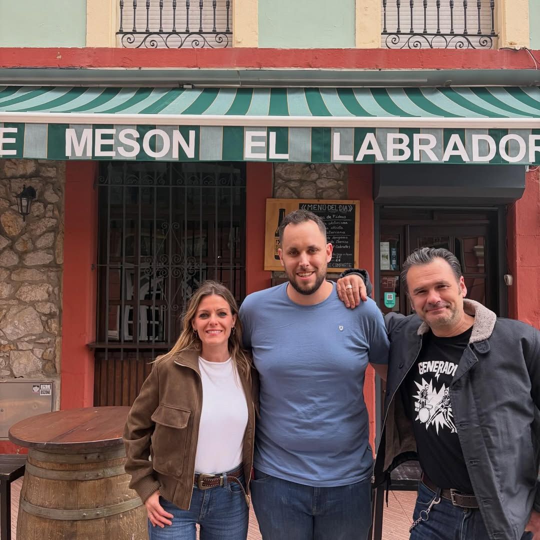 andrea ropero e Iñaki López en un mesón de Ribadesella, Asturias
