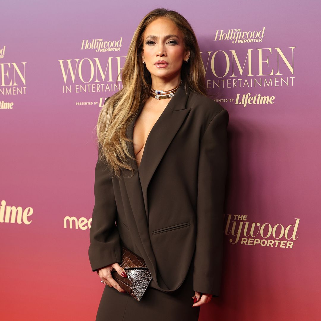Jennifer Lopez le da un giro inesperado al clásico 'power suit'