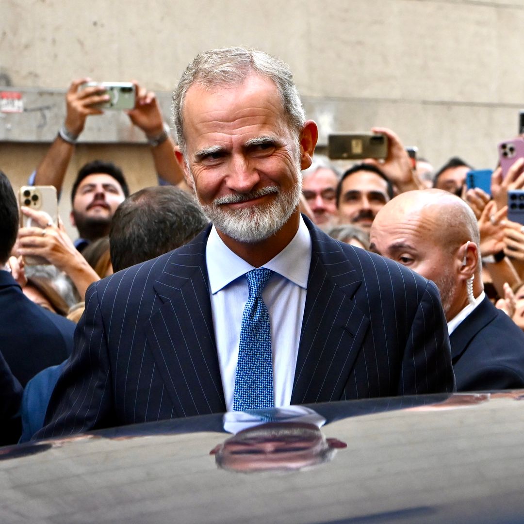 La operación de cataratas de Felipe VI vuelve a conectar a la Familia Real con la mujer de Emilio Aragón: los dos vínculos que han marcado su pasado en común
