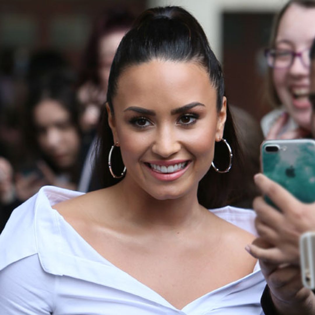 Demi Lovato, de cena y con muy buen aspecto fuera de la clínica de rehabilitación