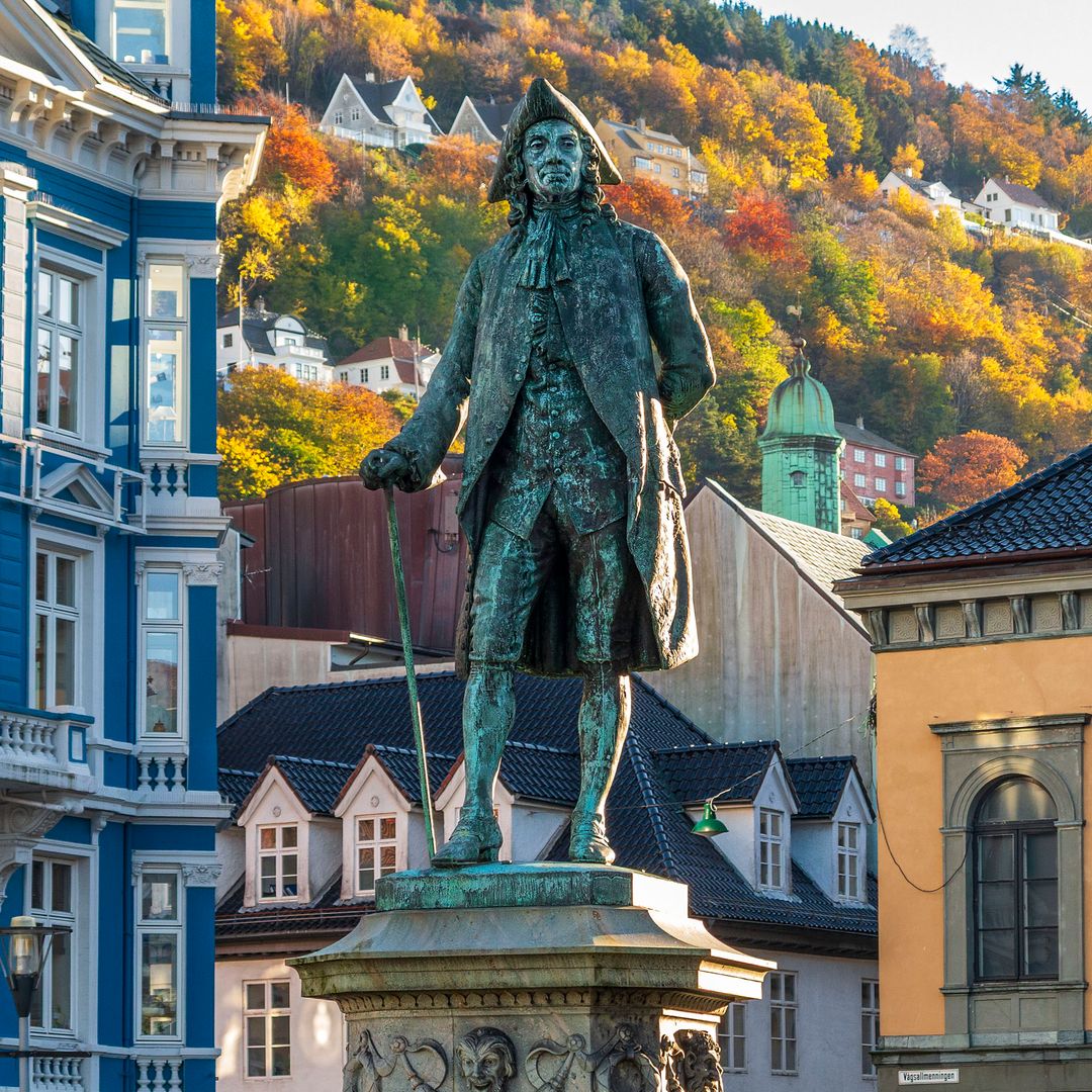 Estatua de Holberg en la plaza de Vågsallmenningen, Bergen, Hordaland, Noruega.