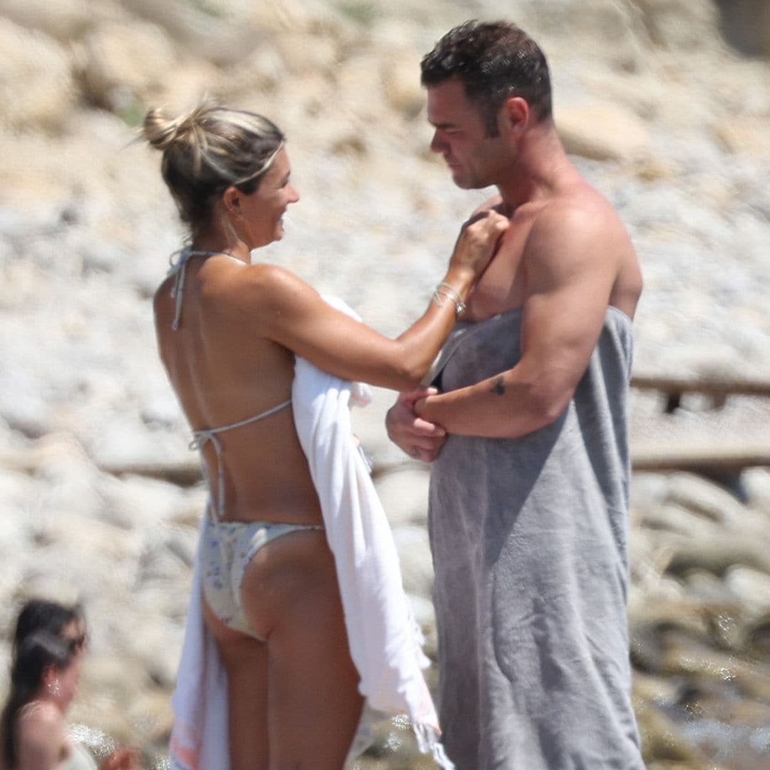 Besos, abrazos... Fonsi Nieto y Maider Barthe protagonizan sus imágenes más apasionadas en Ibiza