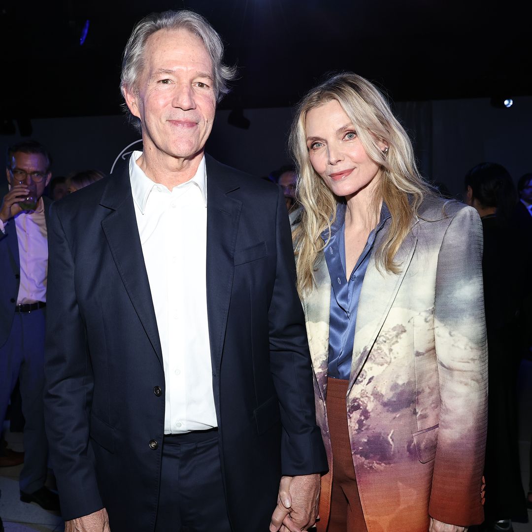 Michelle Pfeiffer (68) reaparece radiante junto a su marido, David E. Kelley, quien rara vez se deja ver