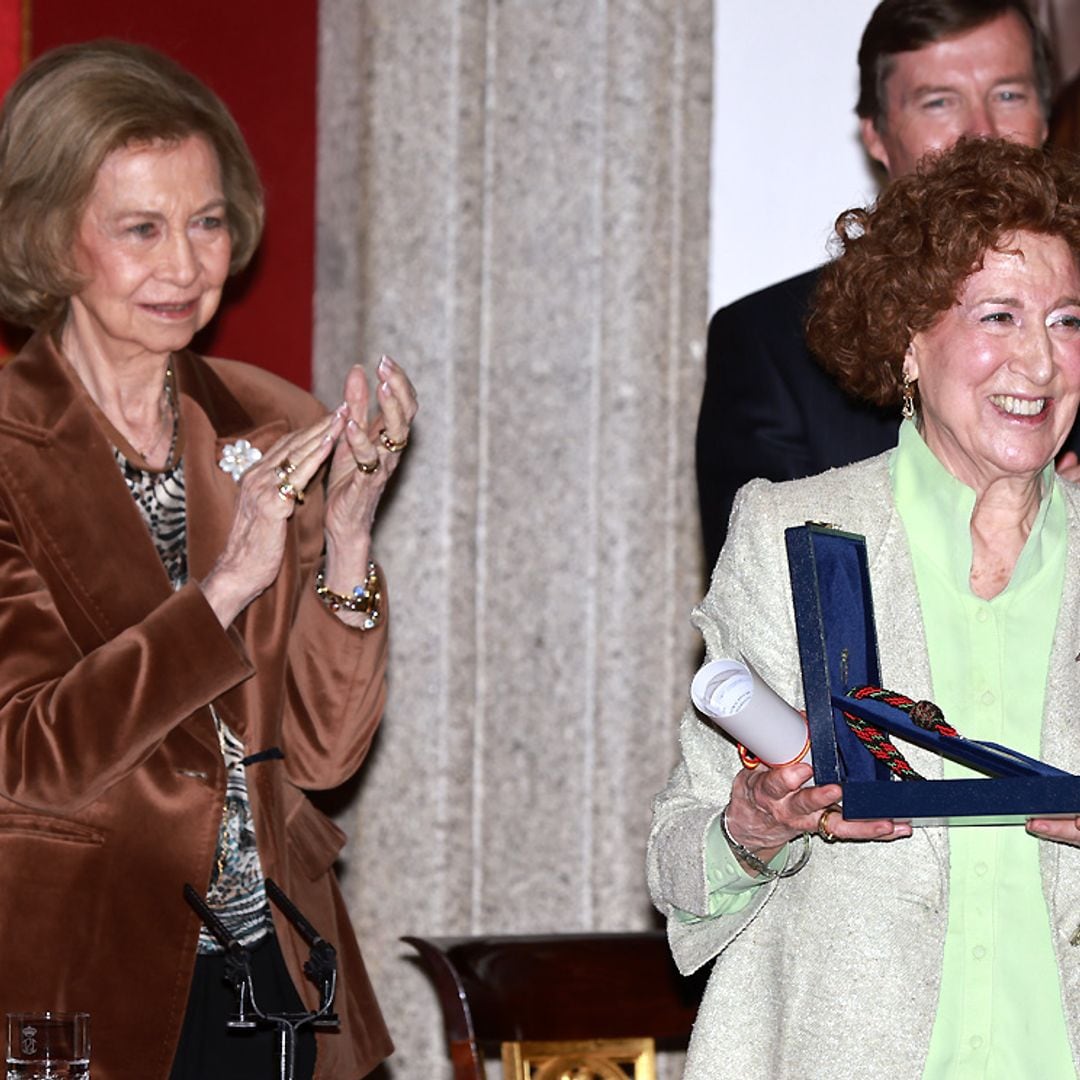 La reina Sofía premia a una de las mentoras del rey Felipe antes de viajar a Asturias