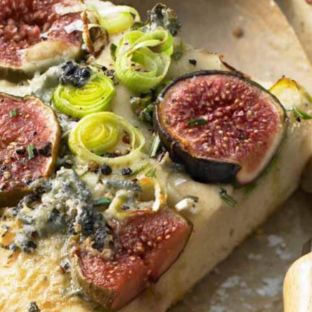 'Focaccia' con higos, puerros y queso azul